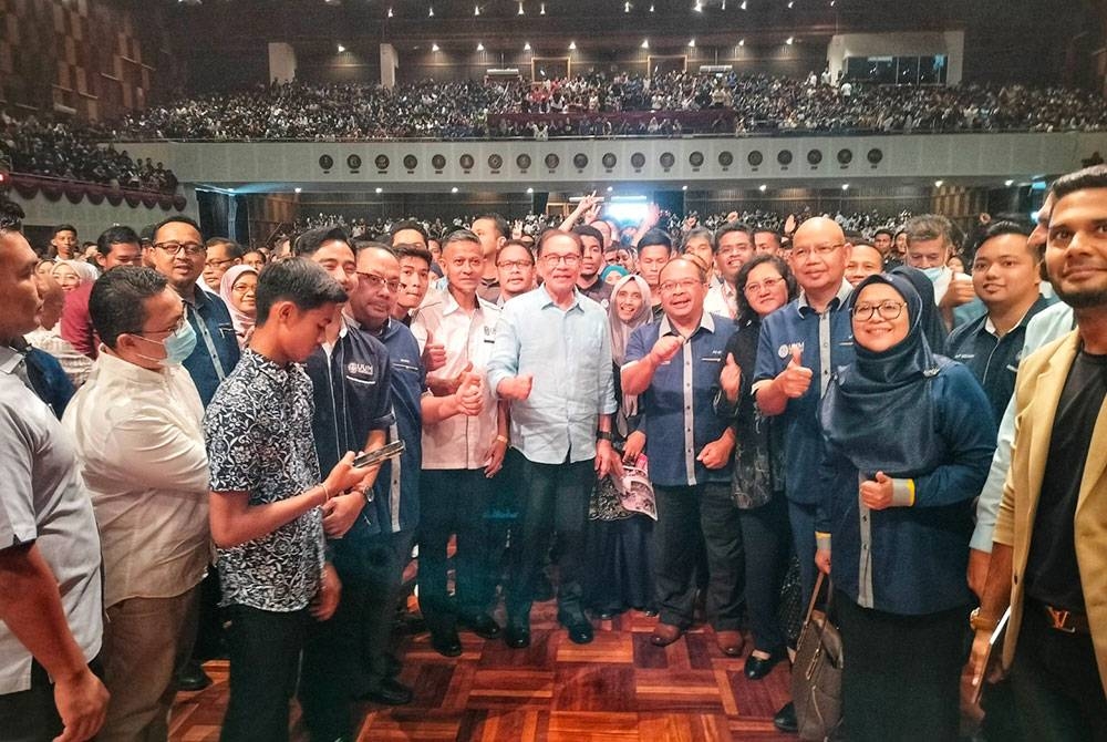 Anwar (tengah) bergambar bersama mahasiswa yang hadir di Program Temu Anwar di UUM Sintok, Kedah pada Sabtu.