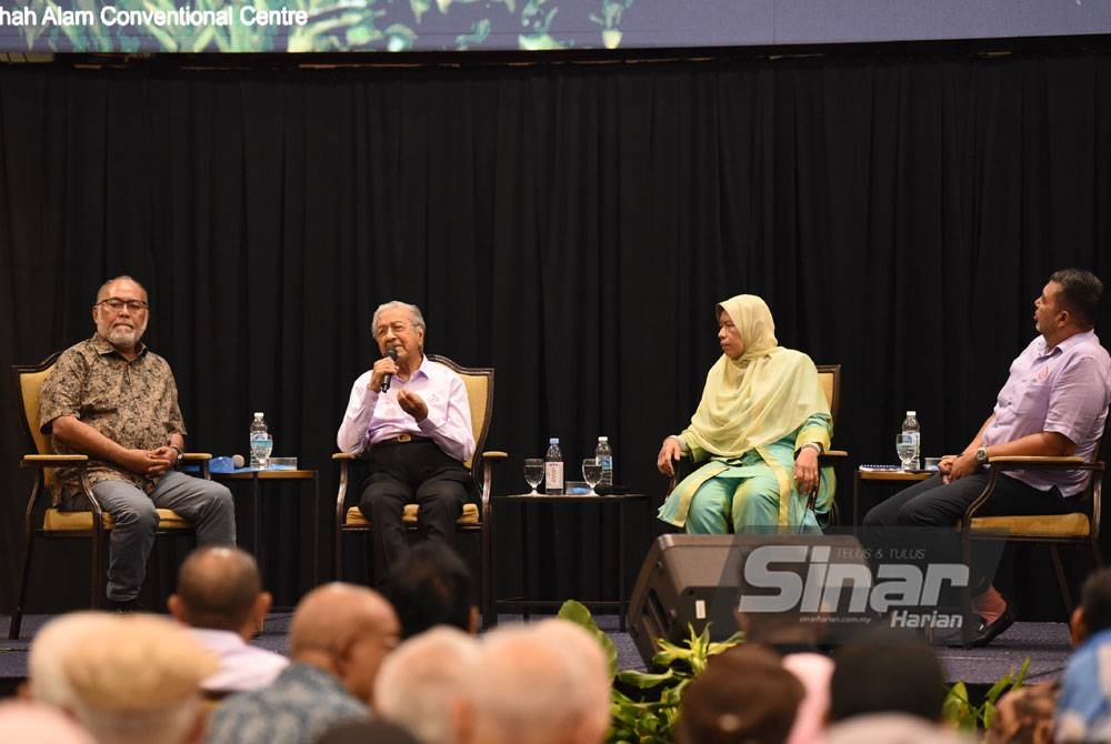 Dr Mahathi (dua dari kiri) menjawab soalan penonton pada program Bicara Bangsa Tanah Aku Dulu, Kini, Ke Hadapan bersama beliau yang berlangsung di SCCC pada Sabtu. - FOTO MOHD RAFIQ REDZUAN HAMZAH