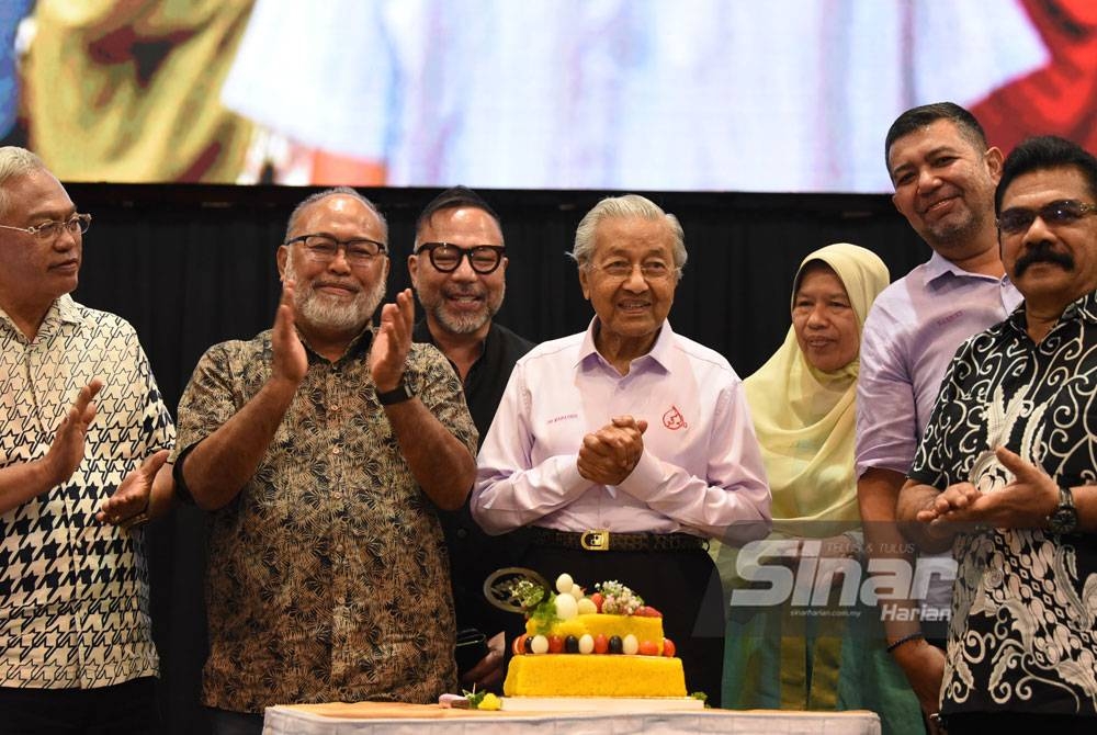Kejutan sambutan ulang tahun kelahiran Dr Mahathir turut dibuat sempena program Bicara Bangsa Tanah Aku Dulu, Kini, Ke Hadapan bersama beliau anjuran Proklamasi Orang Melayu di SACC pada Sabtu. - FOTO SINAR HARIAN/MOHD RAFIQ REDZUAN HAMZAH