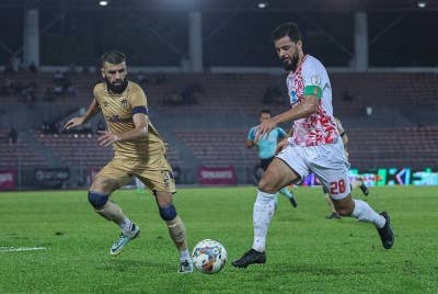 Josue cuba melepasi pertahanan TFC Sardor Kulmatov pada perlawanan Liga Super di Stadium Bola Sepak Kuala Lumpur, pada Jumaat.