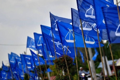 Bendera Barisan Nasional - Foto Bernama