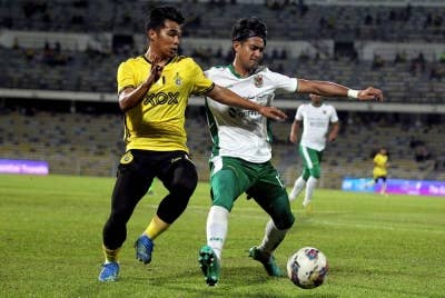 Pemain Perak FC, Muhammad Hadi Mohamad (kiri) merebut bola dari Pemain Kelantan United FC, Abdul Latiff Suhaimi (kanan) pada aksi perlawanan Liga Super Malaysia 2023 Perak FC menentang Kelantan United FC di Stadium Perak. - Foto Bernama