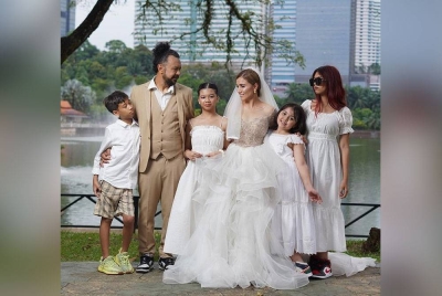 Cat Farish turut berkongsi gambarnya bersama Shikin beserta anak-anak.- Foto IG Cat Farish