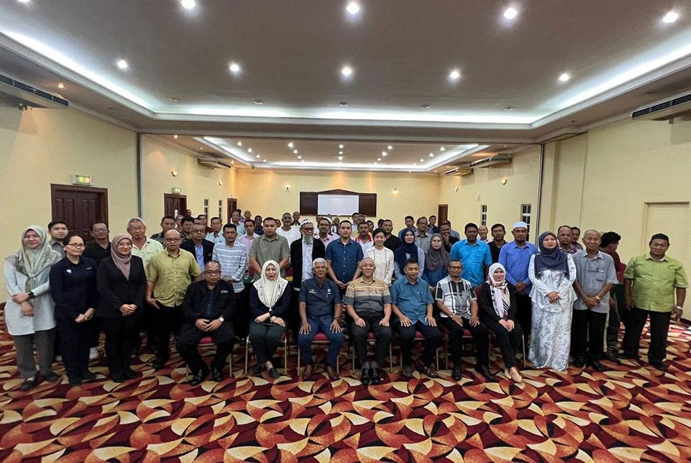 Tetamu kehormat bergambar bersama peserta-peserta program yang terdiri daripada lebih kurang 50 ahli lembaga persatuan nelayan negeri Perak di bawah LKIM.