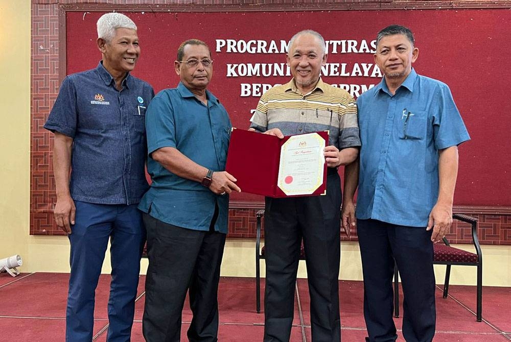 Razim (dua dari kanan) menyampaikan sijil penyertaan kepada wakil peserta program, Pengerusi Persatuan Nelayan kawasan Pulau Pangkor, Hussain Sha'ari, dengan disaksikan Timbalan Ketua Pengarah (Pembangunan) LKIM, Hamdan Mamat (kiri) dan Pengerusi Persatuan Nelayan Negeri Perak, Mansor Yusof (kanan).