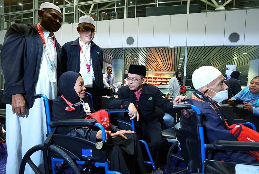 Menteri di Jabatan Perdana Menteri (Hal Ehwal Agama) Datuk Dr Mohd Na’im Mokhtar (tiga, kanan) beramah mesra bersama para jemaah pada Majlis Sambutan Ketibaan Penerbangan Pulang Jemaah Haji Malaysia KT014 ke Tanah Air Bagi Musim Haji 1444H/2023 di Lapangan Terbang Antarabangsa Kuala Lumpur (KLIA) Terminal 1 hari ini. - Foto Bernama