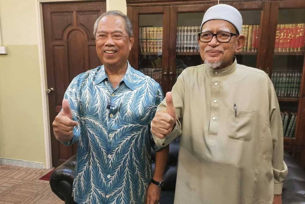 Abdul Hadi (kanan) ketika menerima kunjungan Muhyiddin di Masjid Kampung Rusila, di Marang pada petang Sabtu.