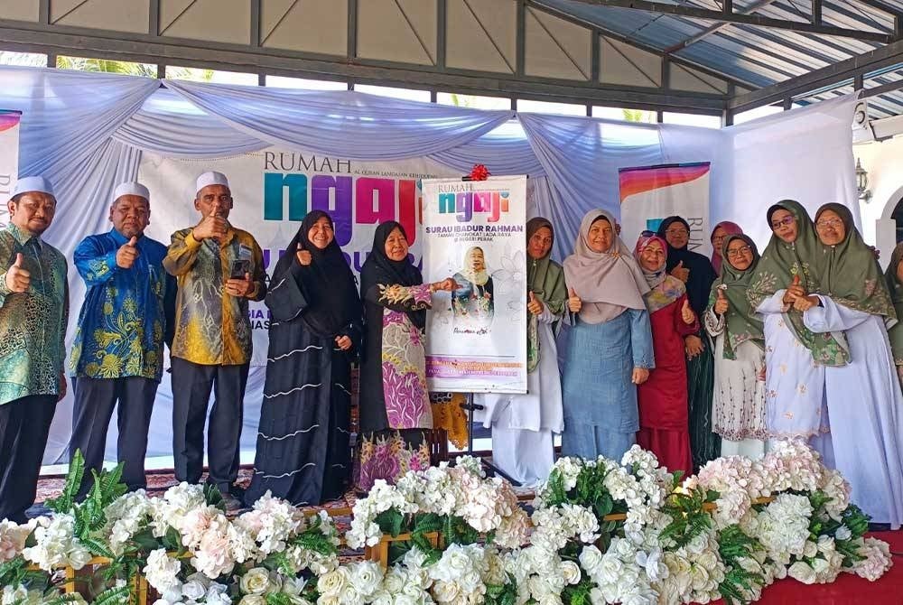 Normah Hanum (tengah) menyempurnakan gimik pelancaran Rumah Ngaji Surau Ibadur Rahman, Taman Changkat Lada Raya di Kampung Gajah pada Sabtu.