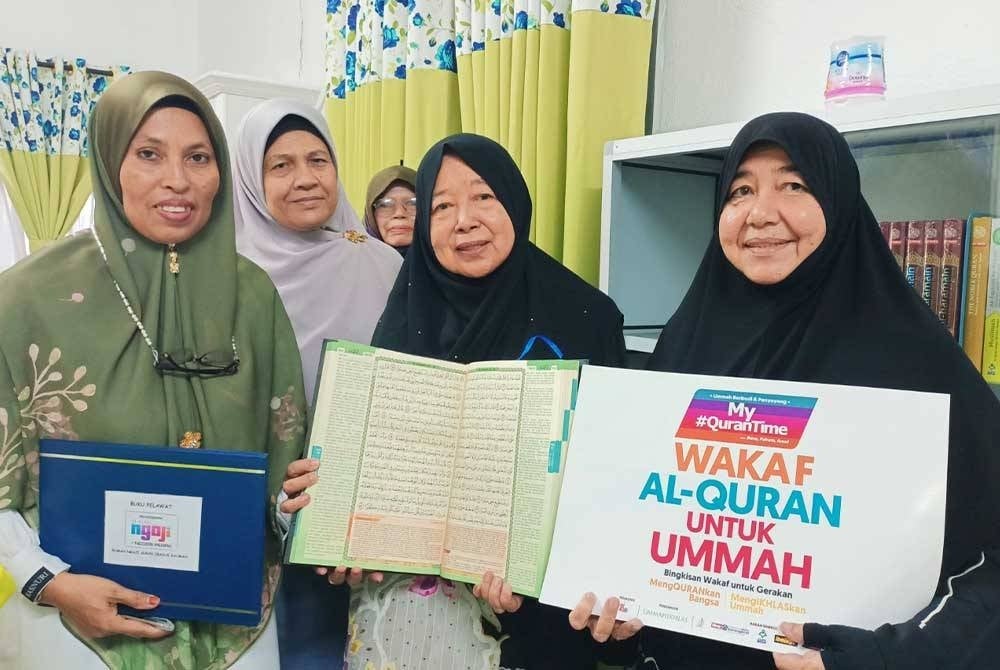 Normah Hanum (tengah) bersama Noor Mazlina (kanan) ketika meninjau penyediaan kelas Rumah Ngaji Surau Ibadur Rahman, Taman Changkat Lada Raya di Kampung Gajah pada Sabtu.