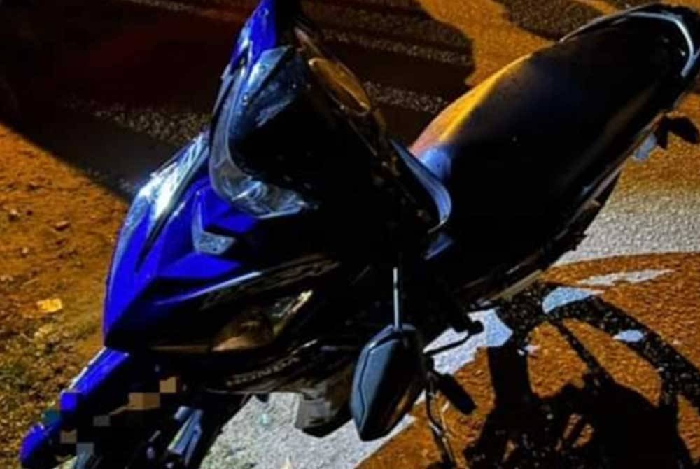 Keadaan motosikal ditunggang mangsa yang terbabit kemalangan di Jalan Pintasan Kuantan berhampiran persimpangan lampu isyarat Bukit Rangin pada awal pagi Ahad.