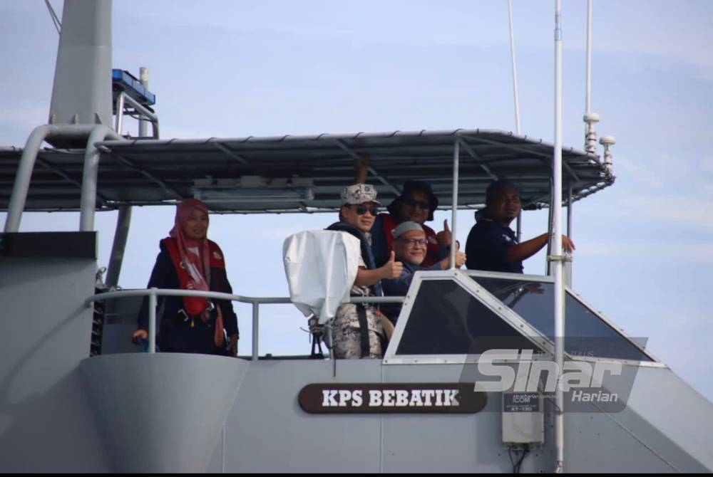 Mohd Amar (tengah) yang turut sama dalam kerja-kerja melabuhkan tukun tiruan di perairan Tok Bali di Pasir Puteh.