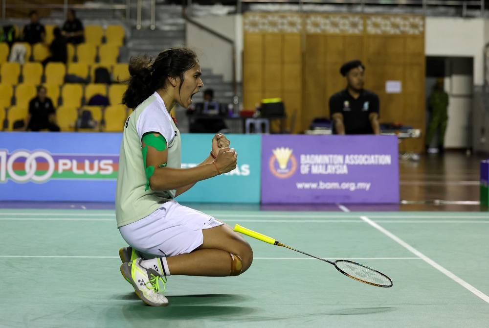Letshanaa meraikan kejayaannya muncul juara Kejohanan Badminton Kebangsaan 2023 di Stadium Juara, Bukit Kiara pada Ahad. - Foto Bernama