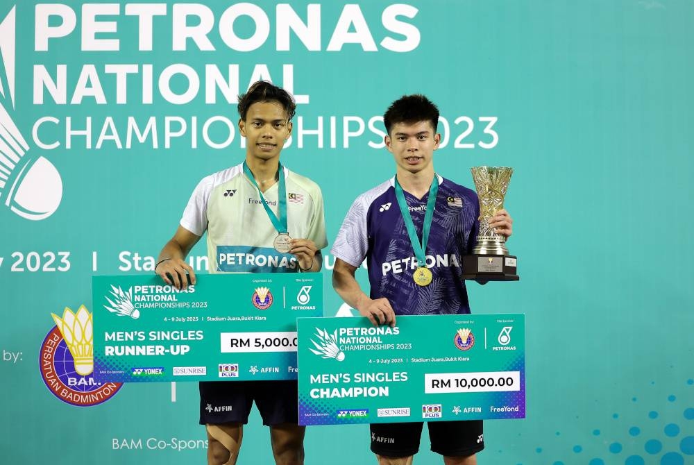 Jun Hao (kanan) dan Shaqeem bergambar pada majlis penyampaian trofi dan pingat di Stadium Juara, Bukit Kiara pada Ahad. - Foto Bernama