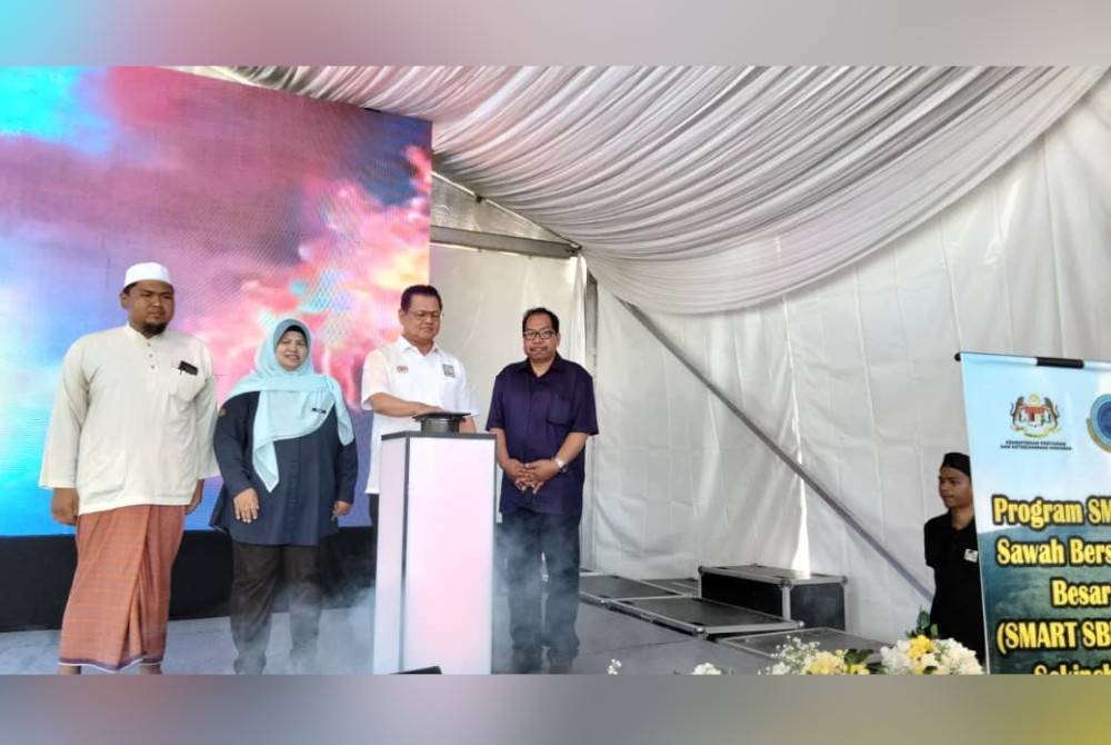 Azman merasmikan Majlis Perasmian Program SMART Sawah Berskala Besar (SMART SBB) Ala Sekinchan IADA Kemasin Semerak - Kilang Beras Rajang di Kampung Surau Bator, Jelawat pada Ahad.