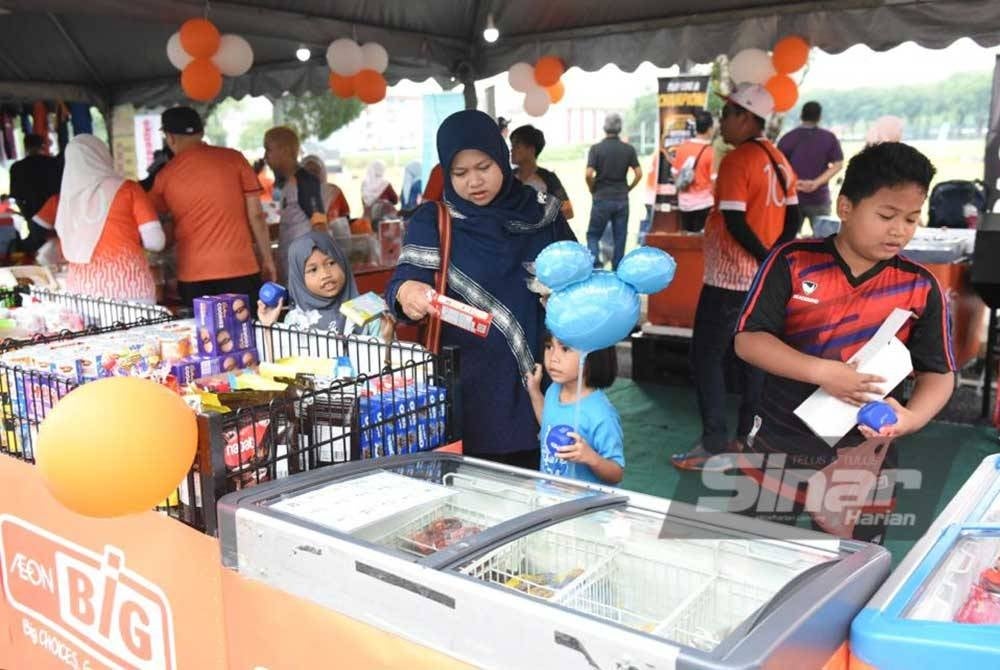 Pengunjung tidak melepaskan peluang mengunjungi reruai AEON BiG yang turut dibuka sempena majlis perasmian berkenaan. - Foto SINAR HARIAN/MOHD RAFIQ REDZUAN HAMZAH