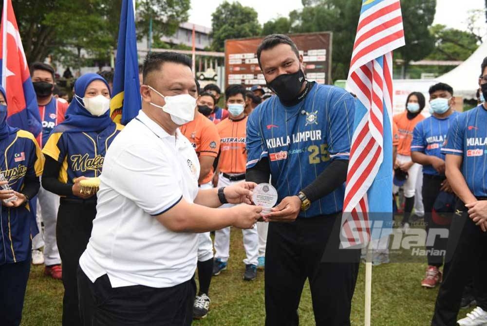 Tuanku Syed Faizuddin Putra berkenan menyampaikan cenderamata kepada salah seorang peserta AEON BiG - Bubbles O2 Liga Besbol Kebangsaan 2023. - Foto SINAR HARIAN/MOHD RAFIQ REDZUAN HAMZAH