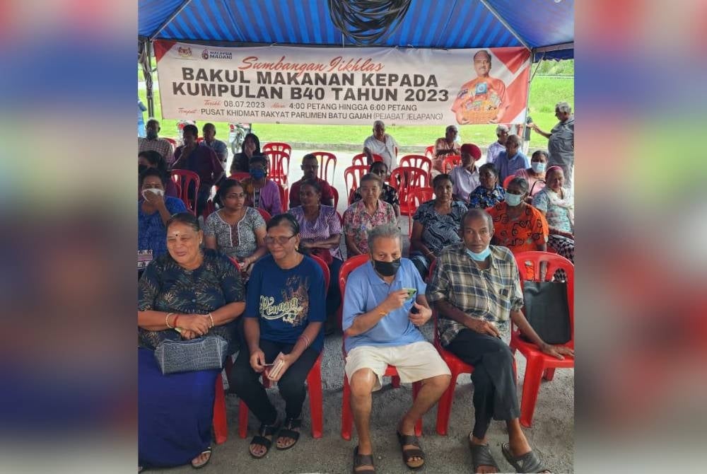 Sebahagian penerima kotak makanan yang hadir ke Program Penyerahan Bakul Makanan B40 di Pusat Khidmat Rakyat Parlimen Batu Gajah, Jelapang di sini.