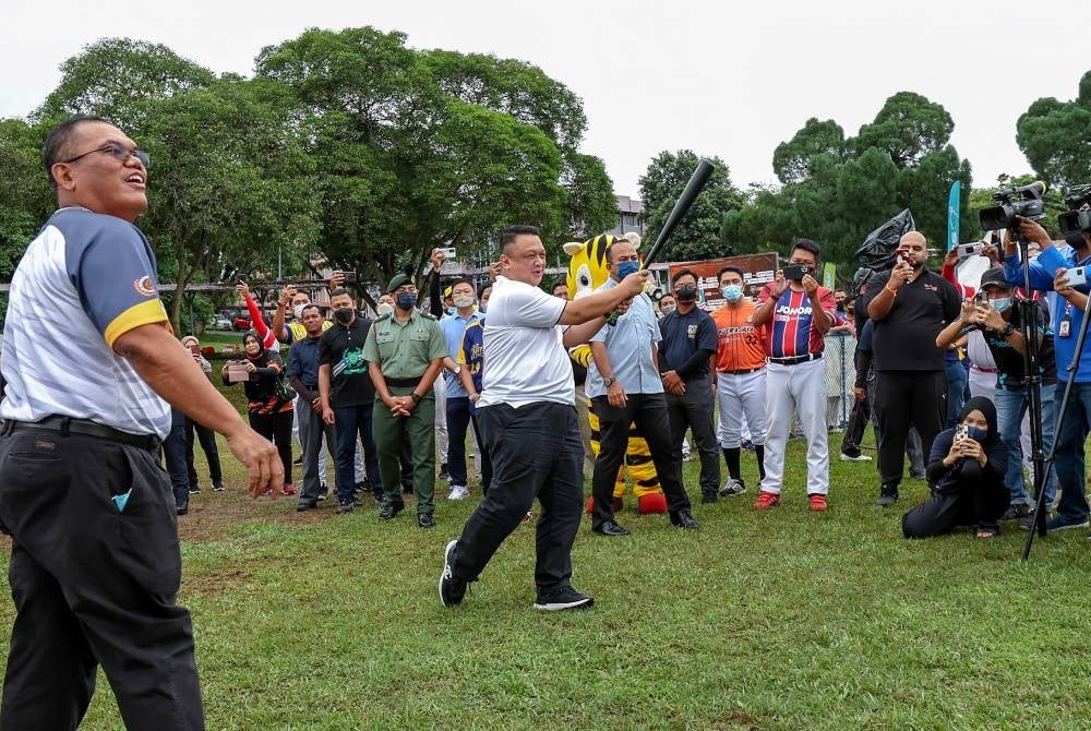 Tuanku Syed Faizuddin menyempurnakan perasmian Liga Besbol Kebangsaan 2023 di Padang Besbol UPM, Serdang pada Ahad.