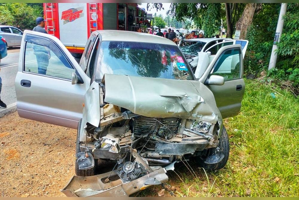 Keadaan kereta Kia yang remuk akibat kemalangan tersebut di Jalan Maran-Temerloh pada Ahad.