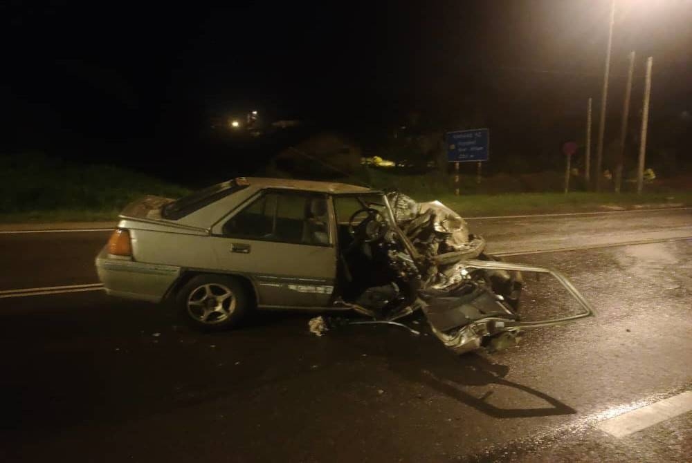Keadaan kereta yang terbabit dalam kemalangan berkenaan - Foto Polis Batu Pahat