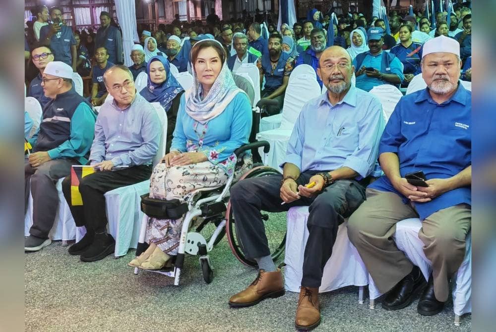 Ras Adiba (tiga dari kanan) menyertai Bersatu pada Majlis Pelancaran Jentera Pilihan Raya Negeri (PRN) Perikatan Nasional (PN) Negeri Sembilan pada Ahad.