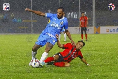 Antara aksi menarik perlawanan Penang menentang Kelantan di Stadium Bandaraya pada Sabtu. - Foto MFL