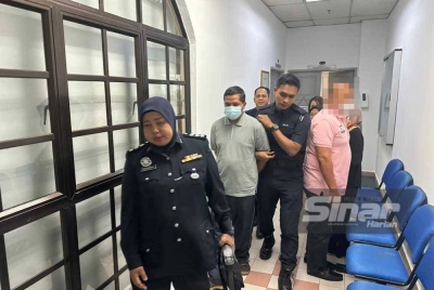 Tertuduh diiringi polis di Mahkamah Sesyen Johor Bahru pada Ahad.