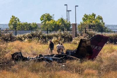 Sebuah pesawat ringan terhempas berhampiran Lapangan Terbang French Valley di California hingga mengorbankan kesemua enam penumpang. - Foto Los Angeles Time