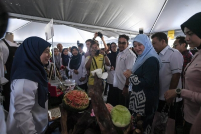 Fadhlina (tiga dari kanan) menyantuni para pelajar dan guru di reruai pameran ketika hadir pada Perasmian Penutup Pertandingan Inovasi dan Robotik Peringkat Kebangsaan 2023 (INORO'23) di Dewan Kolej Vokasional pada Ahad. - Foto Bernama