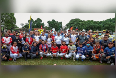 Tuanku Syed Faizuddin dan Tuanku Lailatul Shahreen bergambar bersama para pemain selepas perasmian Liga Besbol Kebangsaan 2023 di Padang Besbol UPM pada Ahad. - Foto Bernama