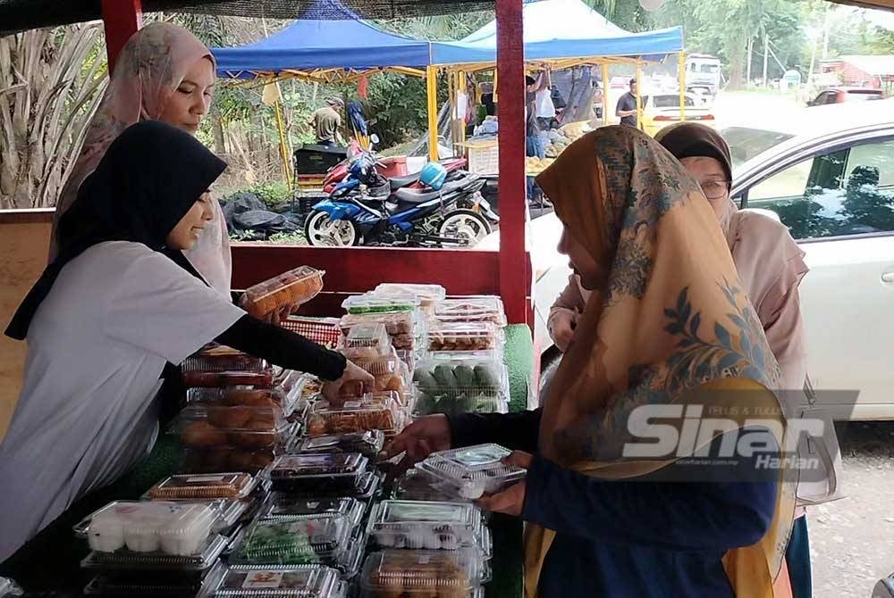 Pelanggan mendapat menu pilihan mereka di Gobok Kuih yang dibuka setiap hari bermula jam 8 pagi hingga 6 petang.