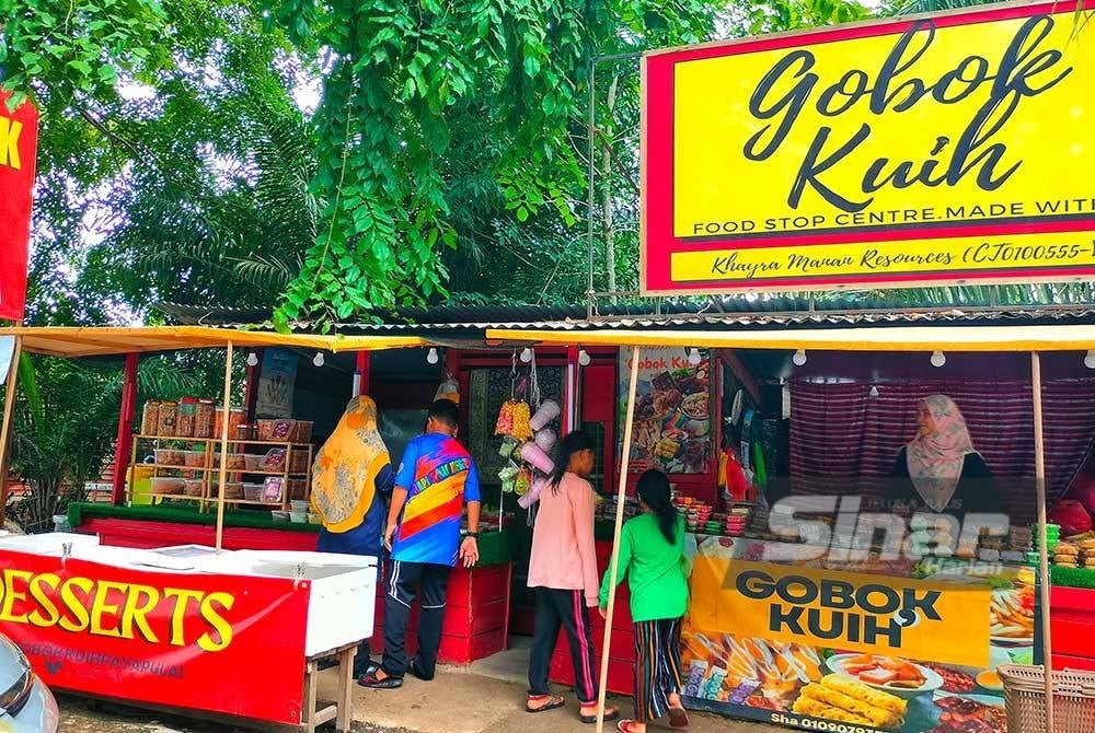 Pelanggan terdiri pelbagai peringkat mendapatkan menu pilihan masing-masing di Gobok Kuih.