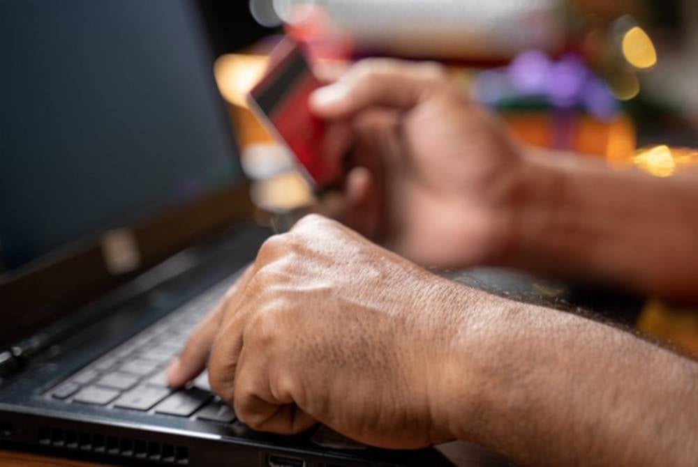 Pengguna seharusnya bijak dan celik dalam memilih platform pembelian dalam talian agar tidak terus menjadi mangsa 'scammer'. - Foto hiasan