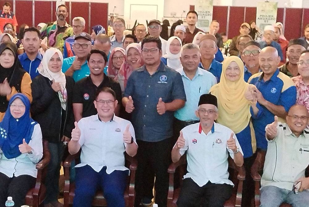 Tian Soon menyampaikan sijil penyertaan kepada peserta Sinergi Akuagro RT Johor 2023 pada Sabtu.