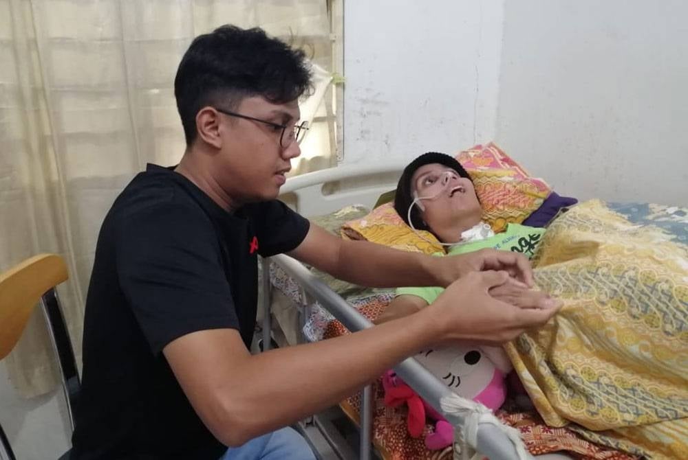 Gusharika (kiri) menguruskan kakaknya yang tsakit terlantar kesan kemalangan kereta dialami pada 2019.