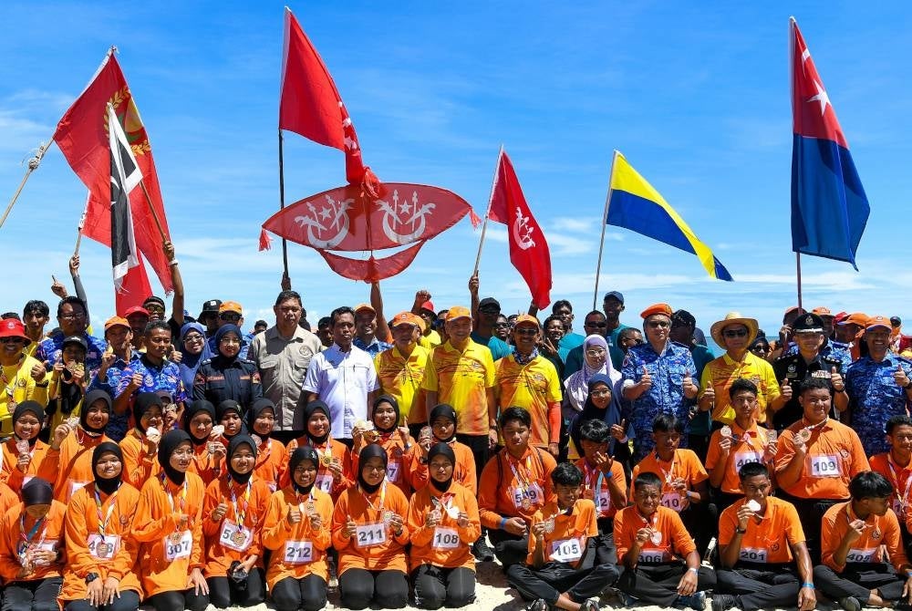 Armizan (tengah) bersama para peserta APM dari seluruh negara pada majlis penutupan Civil Defence Lifeguard Challenge (CDLC) 2023 Peringkat Kebangsaan di Pantai Batu 5 pada Isnin. - Foto Bernama