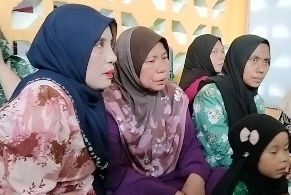 Halimah (tengah) berharap cucunya ditemui segera.