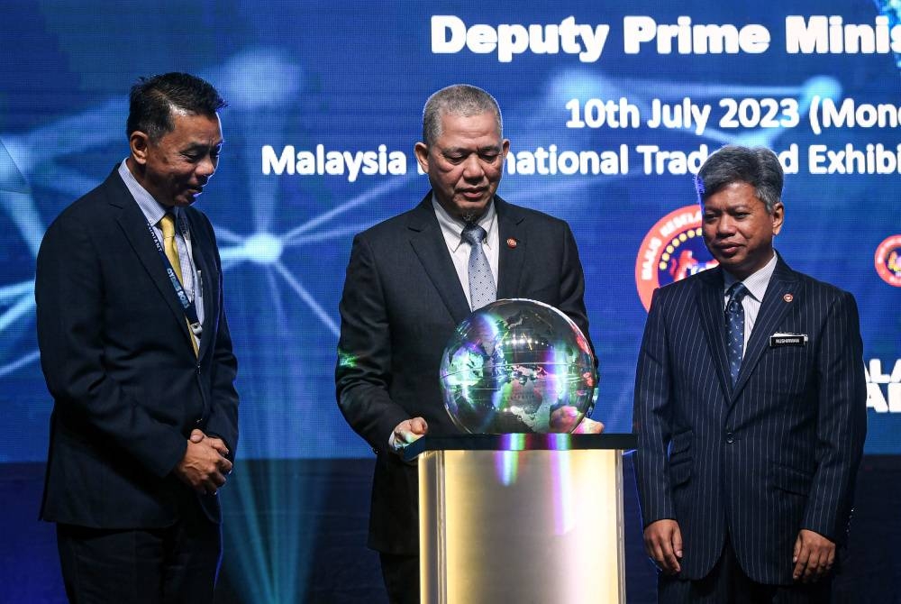 Fadillah (tengah) merasmikan simposium ekosistem keselamatan siber Malaysia 2023 di Pusat Pameran dan Dagangan Antarabangsa Malaysia (MITEC) pada Isnin. - Foto Bernama