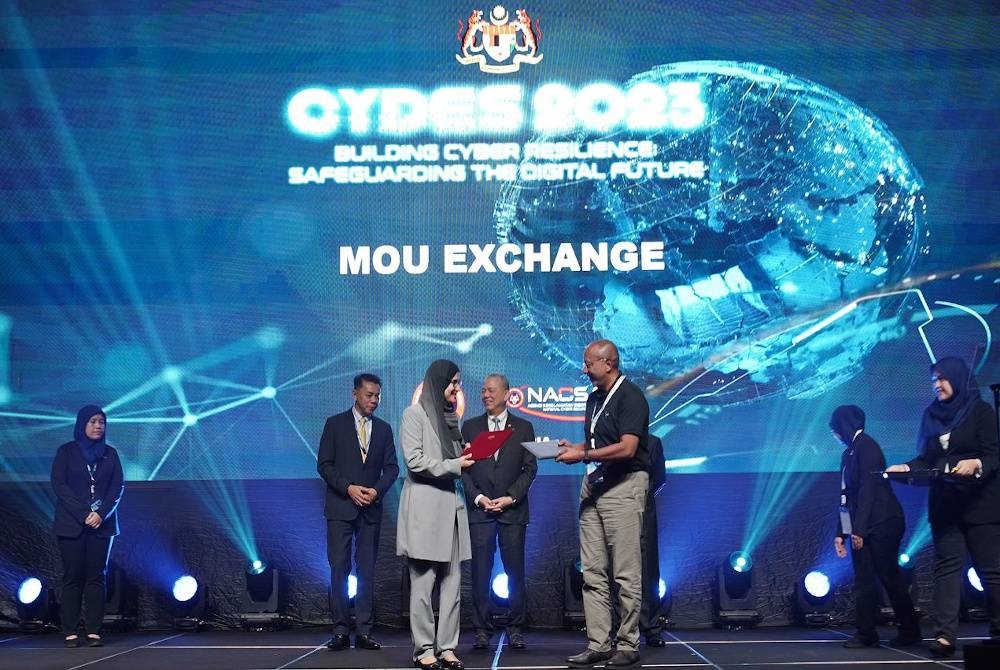 Velum Labs dan NACSA dalam satu majlis menandatangani memorandum persefahaman (MoU) sempena pelancaran CYDES 2023 di ibu negara pada Isnin