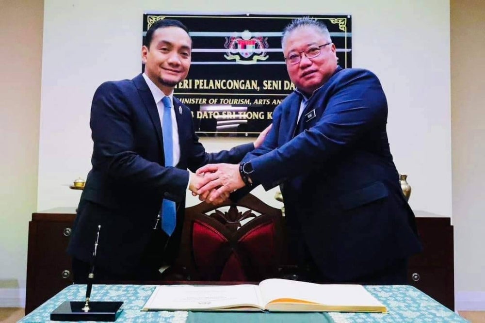 Onn Hafiz (kiri) menzahirkan penghargaan kepada King Sing (kanan) atas peruntukan RM3.5 juta yang disalurkan bagi meningkatkan infrastruktur kawasan pelancongan di Johor.