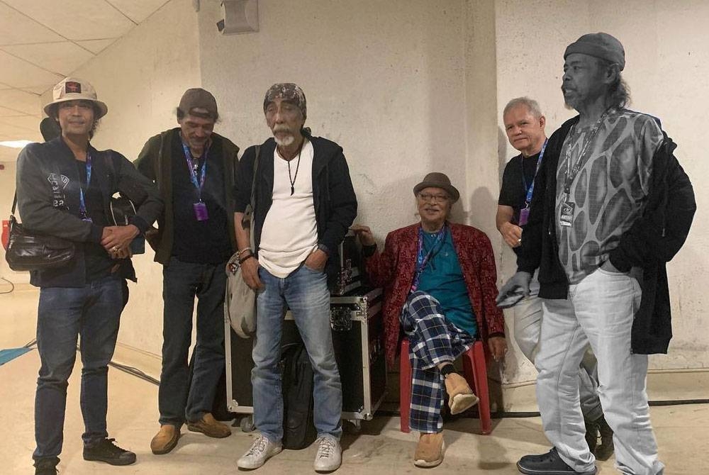 Foto kenangan Allahyarham Karim (kanan) ketika persembahan AJL37 Februari lalu.