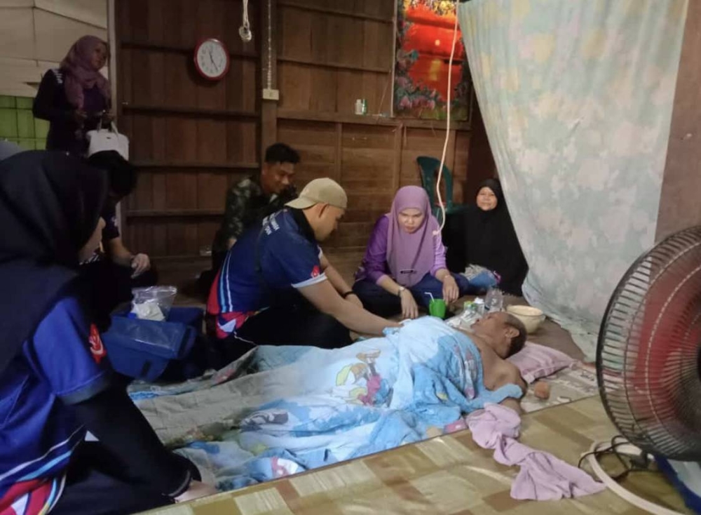 Pemeriksaan kesihatan dijalankan oleh penuntut KPTM Kota Bharu.