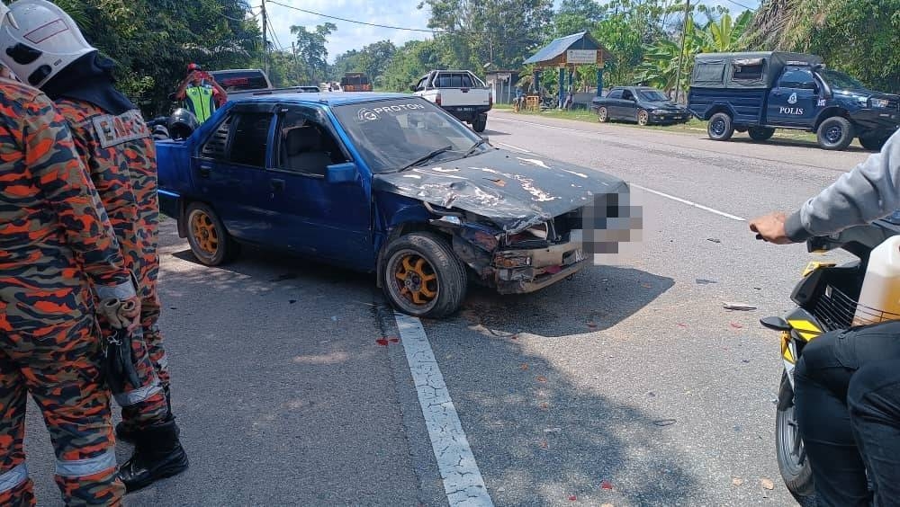 Keadaan salah sebuah kereta yang terbabit nahas libatkan tiga kenderaan di Jalan Kerdau,Temerloh pada Isnin.