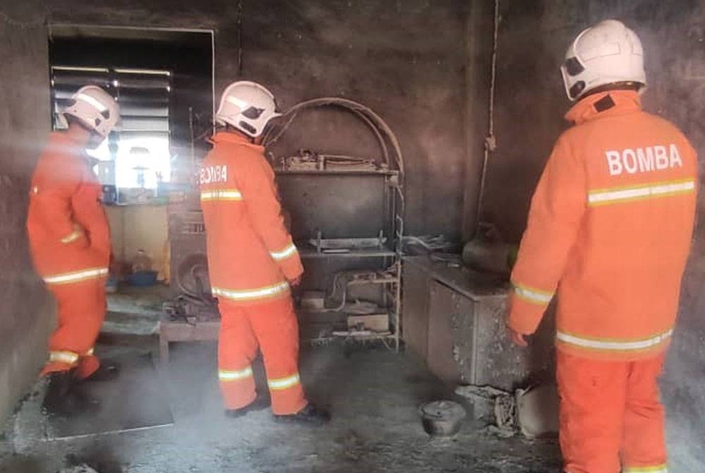 Sebuah rumah musnah terbakar dan menyebabkan seorang lelaki melecur dalam kejadian di kawasan ladang Kampung Paris, Kinabatangan pada Isnin.