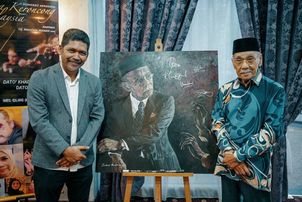 Nazrul Asraff bersama bapanya Mahzan Manan yang sudah lebih 30 tahun aktif memperjuangkan irama keroncong.
