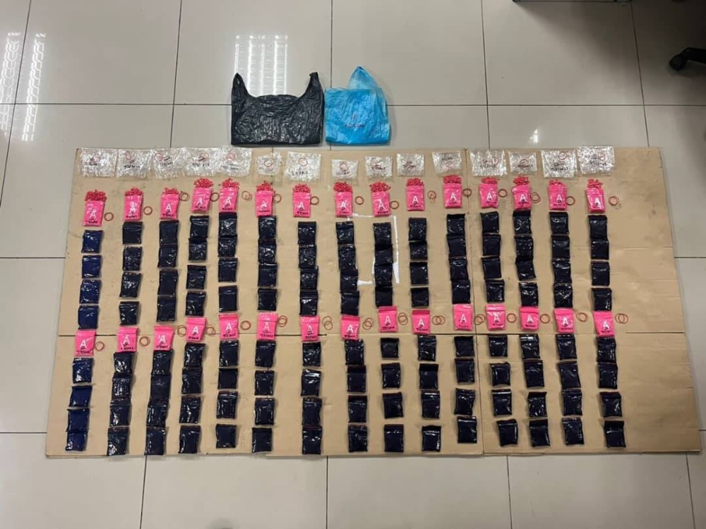 Dadah bernilai RM300,000 yang dirampas di tepi jalan Kampung Padang Licin Gual Periuk, Rantau Panjang pada Ahad.