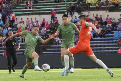 Ramon (kiri) mengawal bola dari dirampas pemain Kuching City dalam aksi Liga Super di Stadium Likas pada Sabtu.