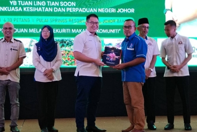 Tian Soon menyampaikan sijil penyertaan kepada peserta Sinergi Akuagro RT Johor 2023 pada Sabtu.