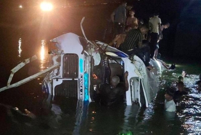 Bas dalam perjalanan dari Polonnaruwa yang menuju ke Kaththankudy di timur Sri Lanka, terhumban ke dalam sungai pada Ahad. Foto: media sosial