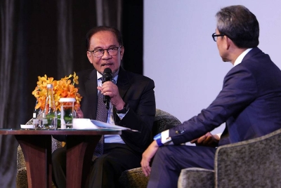 Perdana Menteri Datuk Seri Anwar Ibrahim (kiri) ketika sesi dialog bersama moderator Christopher Leong pada Persidangan Undang-Undang Malaysia Antarabangsa 2023 hari ini.  - Foto Bernama